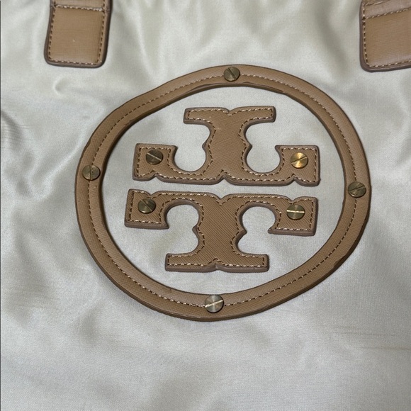 Tory Burch | Ella Recycled Nylon Material Tote Bag in Tan & Cream - Picture 4 of 14